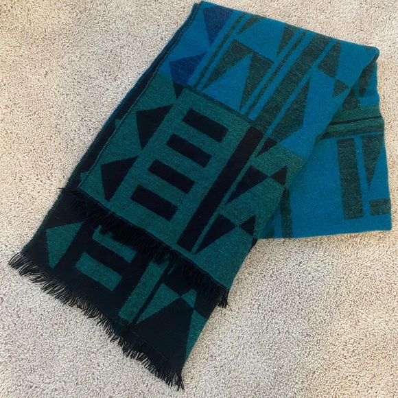 Geometric print blanket scarf - Picture 2 of 2